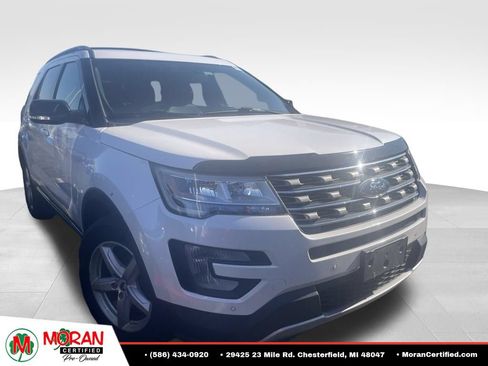 Used 2017 Ford Explorer XLT w/ Equipment Group 202A AWD/4WD image 2