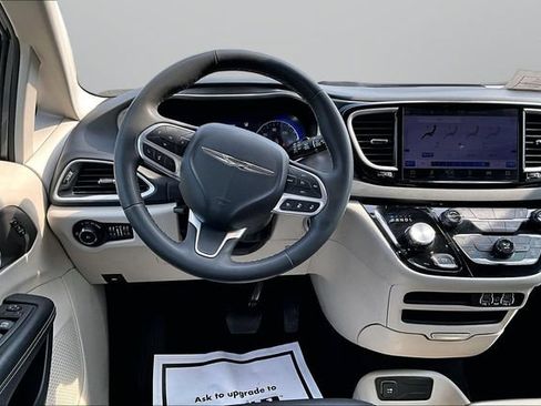 Used 2023 Chrysler Pacifica Touring-L FWD image 5