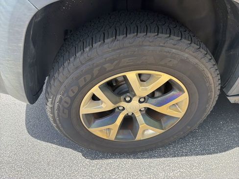 Used 2017 Jeep Cherokee Trailhawk w/ Comfort/Convenience Group image 12