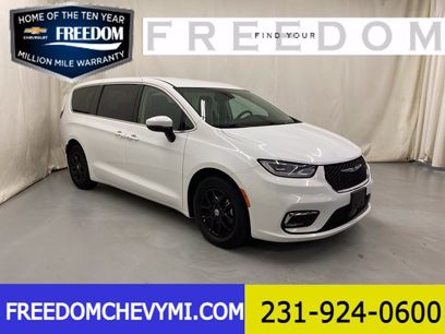 Used 2023 Chrysler Pacifica Touring-L