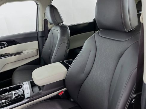 Used 2024 Kia Carnival EX FWD image 28