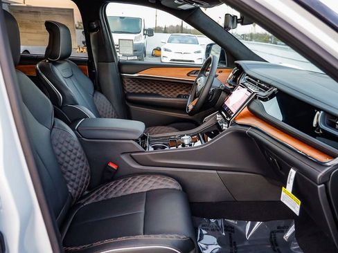 New 2025 Jeep Grand Cherokee Summit image 21