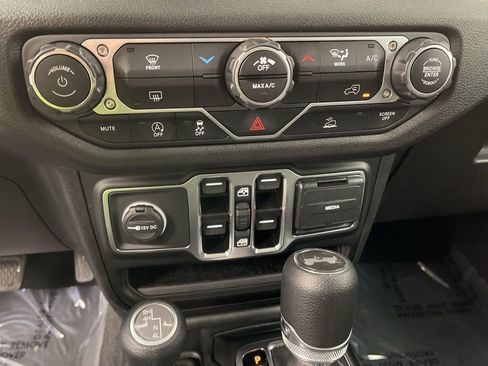 Used 2025 Jeep Wrangler Sport S image 16