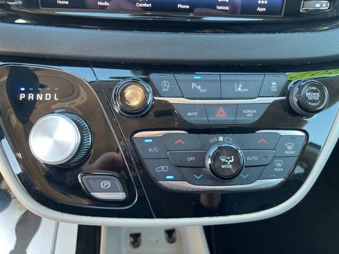 Certified 2023 Chrysler Pacifica Touring-L image 27