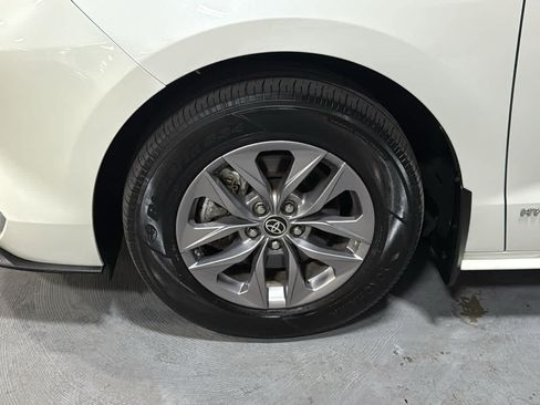 Used 2021 Toyota Sienna XLE w/ XLE Plus Package AWD/4WD image 8