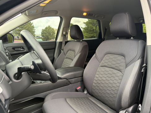 Used 2025 Nissan Pathfinder S AWD/4WD image 7