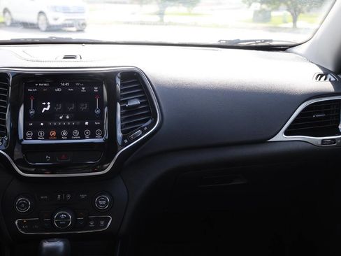 Used 2019 Jeep Cherokee Limited image 24