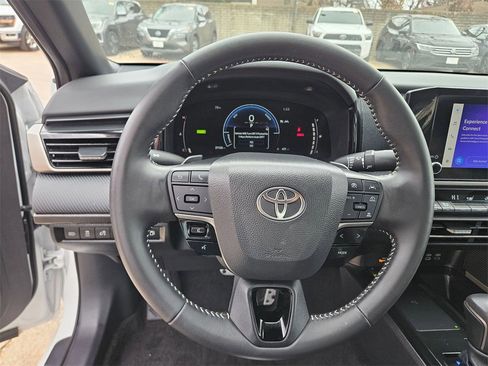 Used 2025 Toyota Camry SE image 18