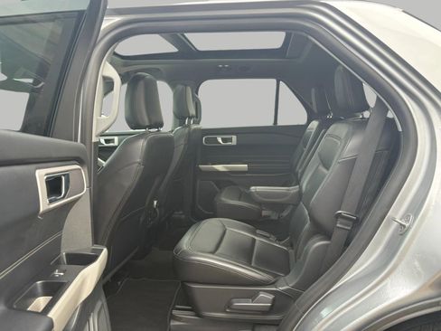 Used 2021 Ford Explorer XLT image 19