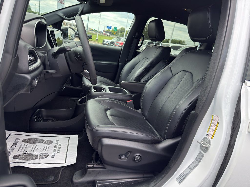 Used 2025 Chrysler Pacifica Select FWD image 10