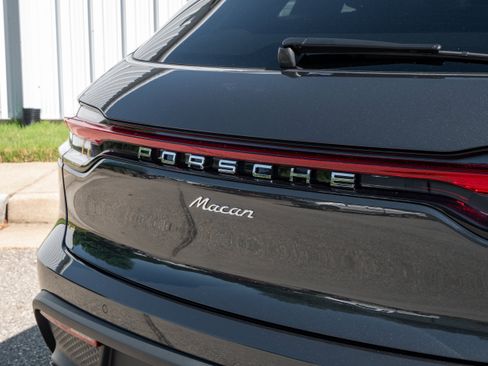 Certified 2026 Porsche Macan AWD/4WD image 8