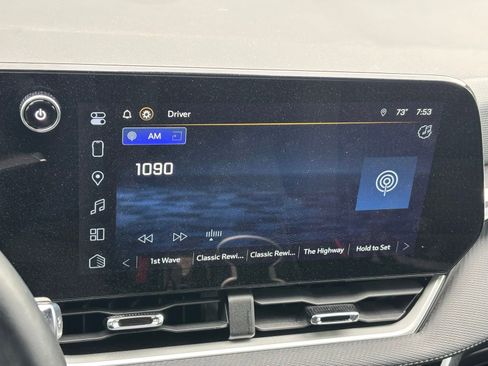 Used 2025 Chevrolet Equinox LT FWD image 8
