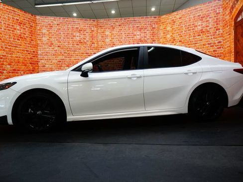 Used 2025 Toyota Camry SE w/ Convenience Package FWD image 4