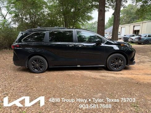Used 2024 Toyota Sienna XLE Woodland Edition AWD/4WD image 11