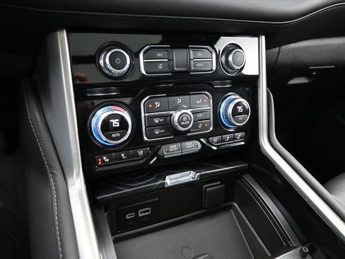 Used 2024 GMC Yukon XL Denali w/ Advanced Technology Package image 17