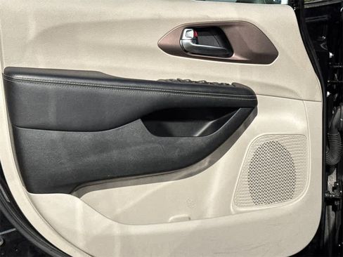 Used 2023 Chrysler Voyager LX image 11