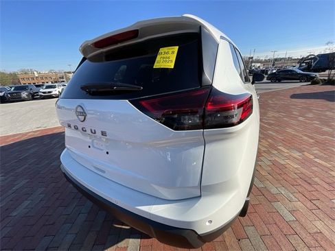 Used 2025 Nissan Rogue S image 15