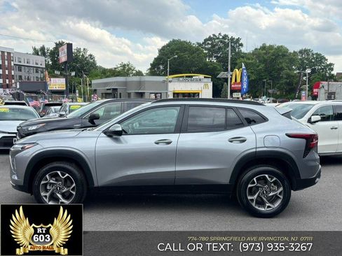 Used 2025 Chevrolet Trax LT FWD image 4