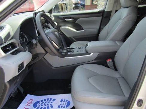 Used 2025 Toyota Highlander XLE AWD/4WD image 6