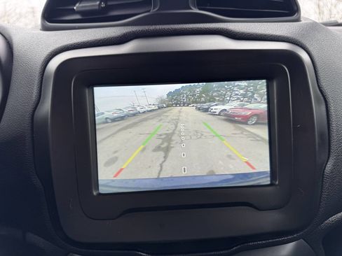 Used 2018 Jeep Renegade Latitude image 18