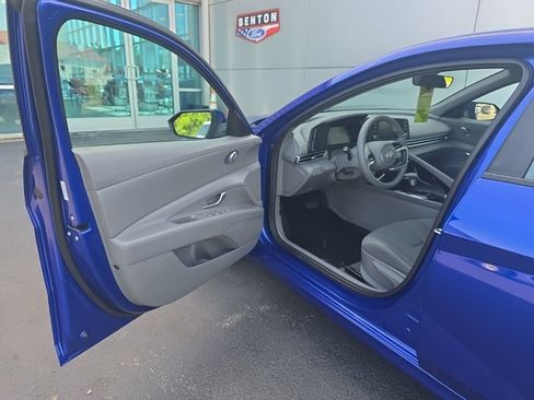 Used 2025 Hyundai Elantra Hybrid w/ Cargo Package FWD image 10