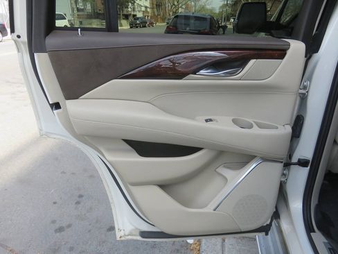 Used 2015 Cadillac Escalade Luxury AWD/4WD image 31