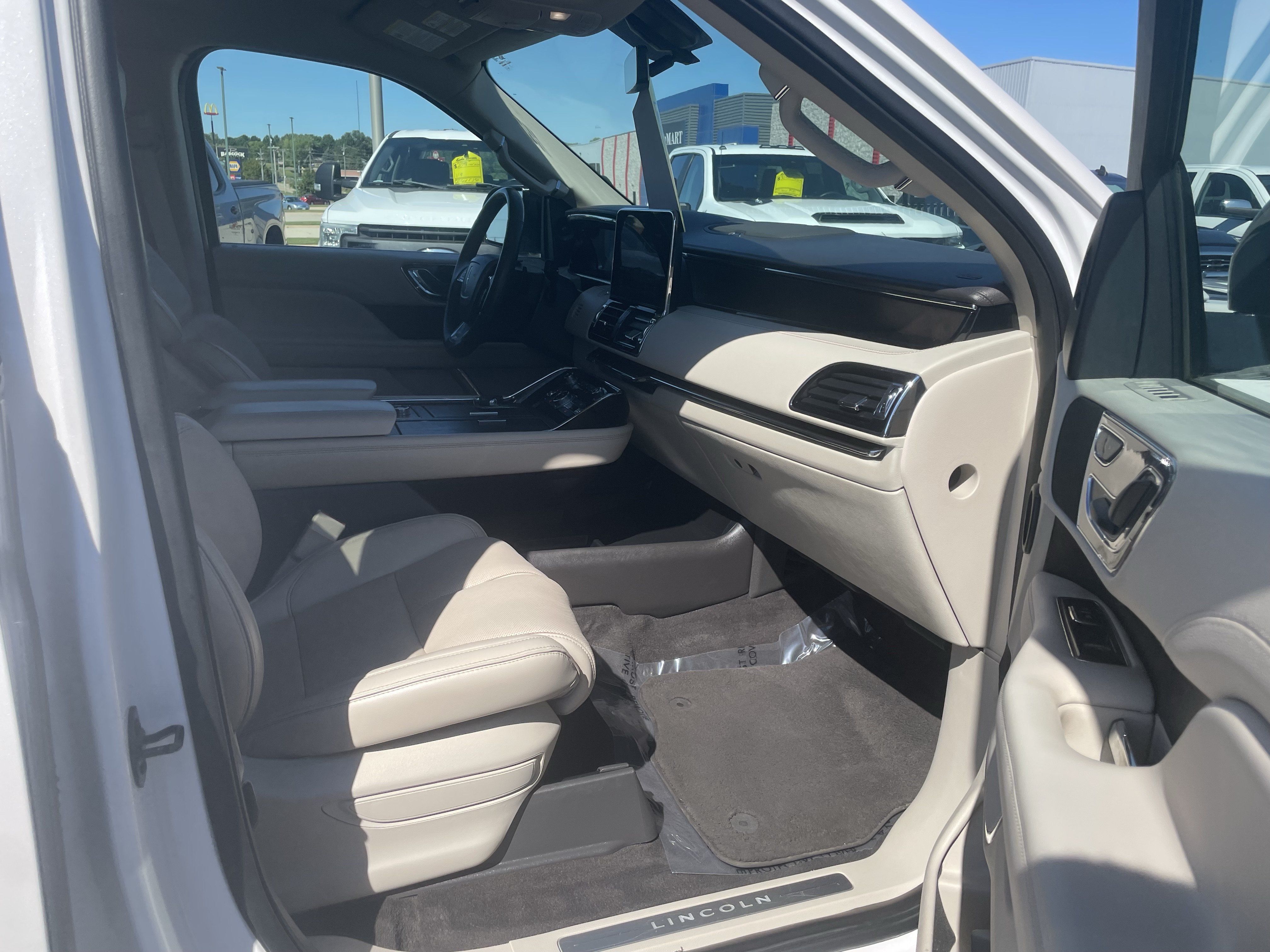 Used 2019 Lincoln Navigator Select AWD/4WD image 33