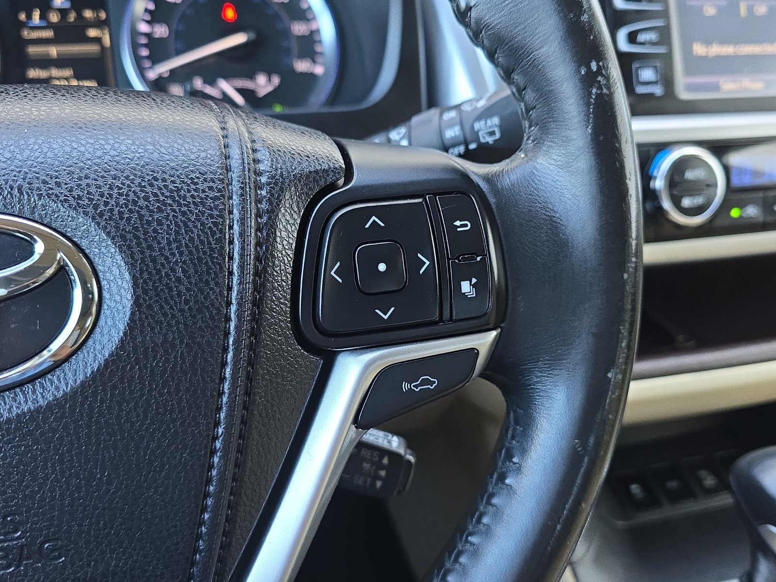 Used 2015 Toyota Highlander Limited w/ Driver Technology Package AWD/4WD image 21