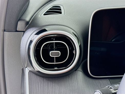 Used 2025 Mercedes-Benz C 300 Sedan image 11