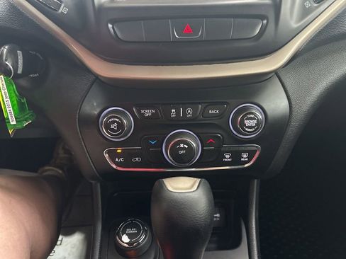 Used 2015 Jeep Cherokee Latitude w/ Cold Weather Group AWD/4WD image 43