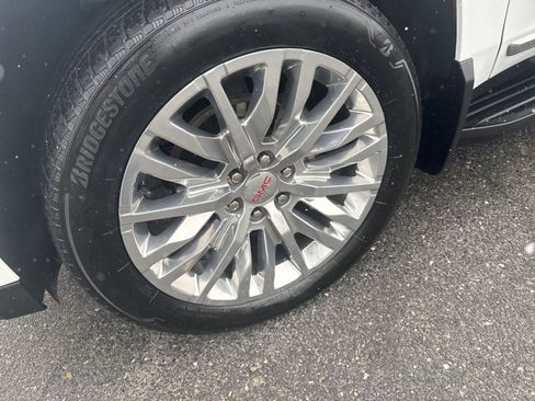 Used 2024 GMC Yukon XL SLT w/ SLT Luxury Package image 12