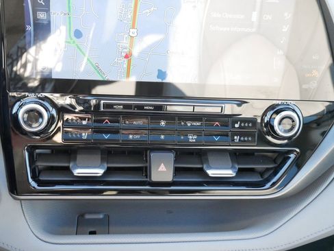 Used 2021 Toyota Highlander Limited AWD/4WD image 22
