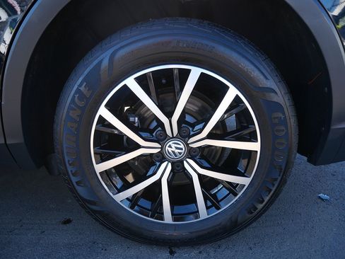 Used 2021 Volkswagen Tiguan SE image 33