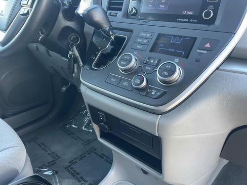 Used 2020 Toyota Sienna LE w/ Carpet Mat Package image 34
