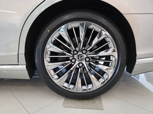 Used 2023 Lexus LS 500 w/ Accessory Package (Z1) RWD image 15