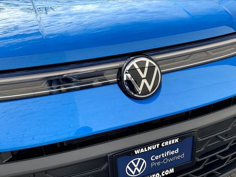 Certified 2025 Volkswagen Taos SE image 30