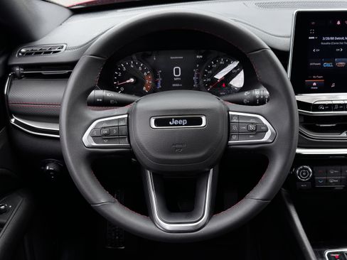 Used 2025 Jeep Compass Trailhawk AWD/4WD image 18
