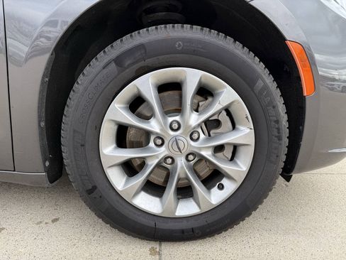 Used 2023 Chrysler Pacifica Touring-L AWD/4WD image 11