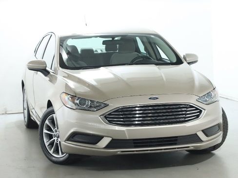 Used 2017 Ford Fusion SE w/ Fusion SE Technology Package image 2
