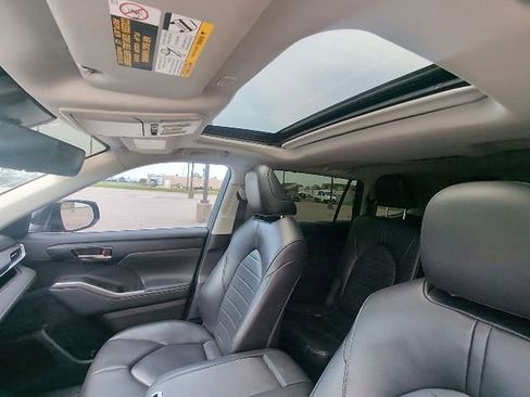 Certified 2024 Toyota Highlander XLE FWD image 14