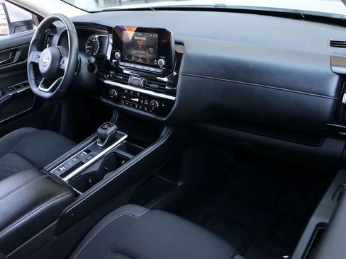 Used 2025 Nissan Pathfinder SV FWD image 31