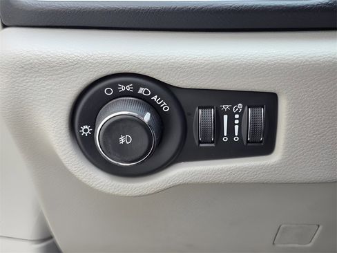 Used 2019 Chrysler Pacifica Touring-L Plus w/ Advanced Safetytec Group image 25