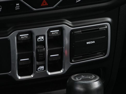 Used 2018 Jeep Wrangler Unlimited Sahara image 22