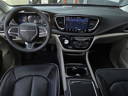 Used 2022 Chrysler Pacifica Limited w/ Uconnect Theater Family Group image 17