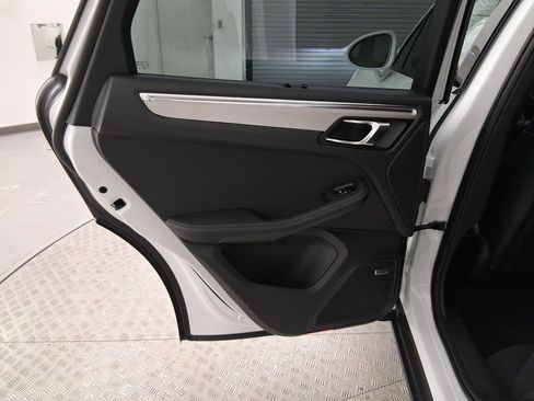 Used 2026 Porsche Macan AWD/4WD image 32