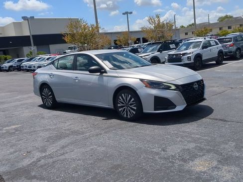 Used 2025 Nissan Altima 2.5 SV FWD image 4