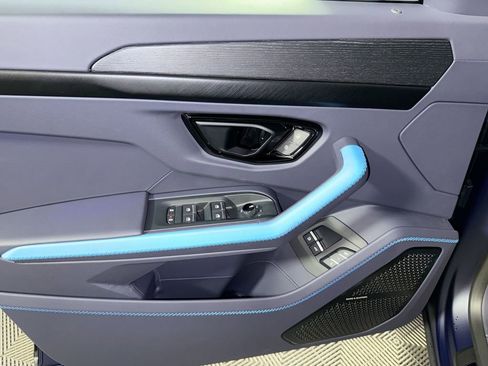 Used 2025 Lamborghini Urus SE image 23