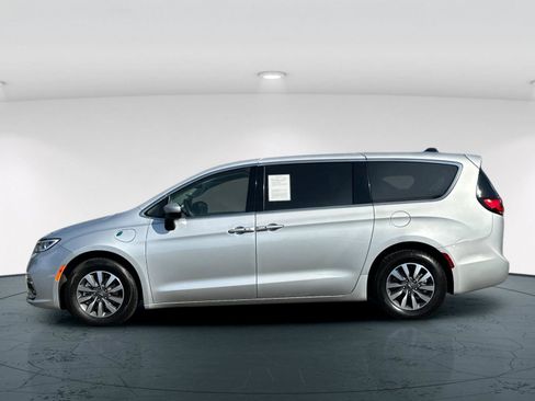 Used 2023 Chrysler Pacifica Touring-L FWD image 3