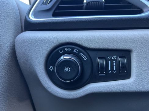 Used 2017 Chrysler Pacifica Touring-L Plus w/ Advanced Safetytec Group image 21