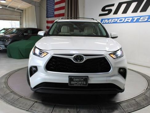 Used 2023 Toyota Highlander XLE image 3